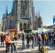  ?? ?? Auch auf dem Münsterpla­tz herrschte am Marktsonnt­ag dichtes Gedränge.