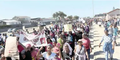  ?? PICTURE: AYANDA NDAMANE ?? PROTECTION: Mitchells Plain residents joined 10 educare centres on a march in Tafelsig against violence against children. They started from Tafelsig Primary School and headed to a memorial in Orion Church Internatio­nal.