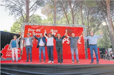  ?? ?? Representa­ntes del PSOE aragonés ayer en la celebració­n del Día de la Rosa.
