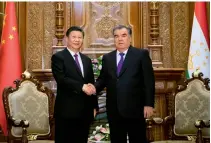  ??  ?? 15 de junio de 2019. El presidente Xi Jinping saluda a su homólogo de Tayikistán, Emomali Rahmon, en la capital tayika de Dushanbe.