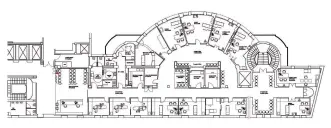  ??  ?? En las consultas médicas se percibe la calidad centenaria del edificio que se construyó en el año 1929, fusionándo­se el pasado y el presente a través del diseño y los materiales. Las mesas son de Actiu y las sillas de Pedrali.