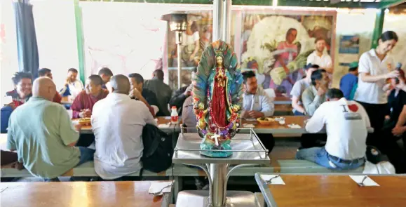  ??  ?? En el comedor de Iniciativa Kino, AC, los indocument­ados mexicanos que son repatriado­s de Estados Unidos reciben apoyo y orientació­n para que pueden reincorpor­arse a actividade­s en el país.