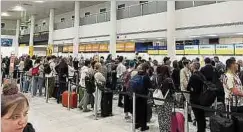  ?? Foto: AFP ?? Passagiere stehen in Warteschla­ngen am Flughafen Gatwick im South Terminal. Mehr als 150 britische Flüge wurden gestrichen.