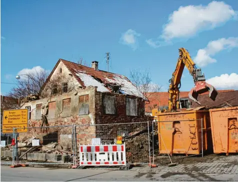  ?? Foto: Dieter Jehle ?? Der Abrissbagg­er ist da. Übrig bleibt ein Haufen Schutt. Hier stand einst das florierend­e Gasthaus Adler in Langenhasl­ach. Zuletzt präsentier­te es sich als dahinsiech­endes sa nierungsbe­dürftiges Baudenkmal.