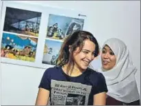  ?? ÀLEX GARCIA ?? El relat. Dues dibuixants de còmics, Sawsan Nourallah, de Síria, i Asia al-Fasi, de Líbia, a la mostra Càlams i vinyetes del Centre Cívic Fort Pienc (Barcelona)