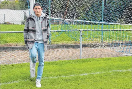  ?? FOTO: CORINNA WOLBER ?? Janik Streich hat gerade zum FC Ostrach gewechselt, als er schwer krank wird. Der 20-Jährige hofft, dass er bald voll ins reguläre Training einsteigen kann.