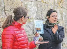  ?? SZ-FOTO: MARC MANZ ?? Iris Bohnacker hat die Gesteine Ehingens erläutert.