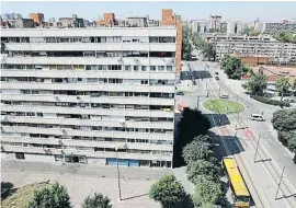  ?? XAVIER CERVERA ?? El edificio Venus de la Mina, más cerca de su demolición