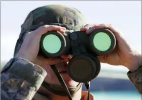  ?? ROSS D. FRANKLIN — THE ASSOCIATED PRESS FILE ?? Staff Sgt. Kevin Black, 36, of Kenmore, N.Y., of the New York National Guard, keeps an eye on a group of suspected illegal immigrants near the Arizona-Mexico border in Sasabe, Ariz. National guard contingent­s in U.S. states that border Mexico say they...