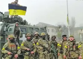  ?? REUTERS ?? Soldados ucranianos izan su bandera en territorio­s recuperado­s