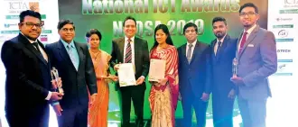  ??  ?? Srilankan Catering team with the award