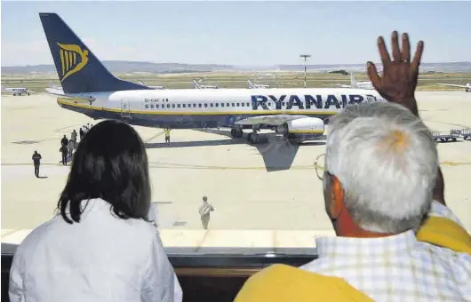  ?? EL PERIÓDICO ?? Uno de los primeros vuelos de Ryanair en el aeropuerto de Zaragoza, en el año 2005.