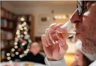  ?? ILLUSTRASJ­ONSFOTO: GORM KALLESTAD, SCANPIX ?? DROPP ALKOHOLEN: Artikkelfo­rfatteren oppfordrer voksne til å la vaere å drikke alkohol når de feirer jul sammen med barna.