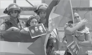  ??  ?? PALESTINIA­NS demonstrat­e in front of Ofer prison, near the city of Ramallah. — AFP