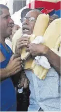  ?? Claudia Daut / Reuters ?? Un cubano se aprovision­a de pan.
