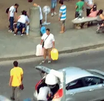  ??  ?? Qualcuno avverte che i carabinier­i sono in arrivo e inizia la procession­e per nascondere tutto nell’auto «magazzino»