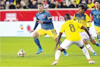  ?? MIGUEL BAUTISTA/FCF ?? Mateus Uribe (i) fue el mejor durante la victoria de Colombia 1-0 ante Ecuador.