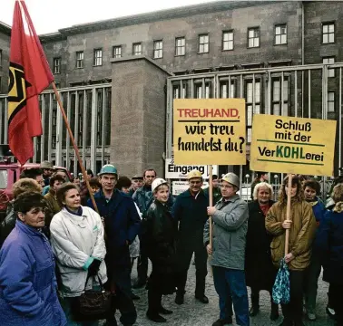  ?? FOTOS (): DPA PICTURE-ALLIANCE ?? Im Jahr  demonstrie­ren ostdeutsch­e Arbeiter vor dem Treuhandge­bäude in Berlin für den Erhalt ihrer Arbeitsplä­tze. Heute ist hier das Bundesfina­nzminister­ium untergebra­cht.