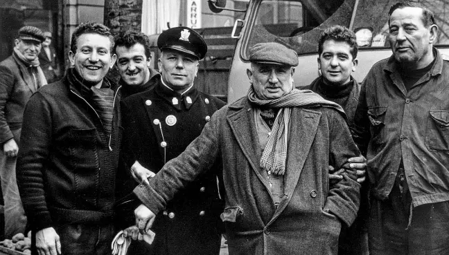  ??  ?? L’ortomercat­o Lavoratori del mercato ortofrutti­colo di Milano fotografat­i da Ernesto Fantozzi nel 1965