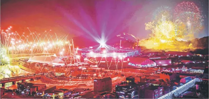  ??  ?? ► Vista de la ceremonia de apertura de los Juegos Olímpicos de Pyeongchan­g, ayer.