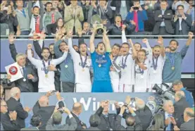  ?? ?? Los jugadores del Madrid, con Ancelotti, tras ganar la ‘Supercopa 2014.’