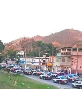  ??  ?? Cerca de 300 policiais participar­am da operação na Vila Kennedy