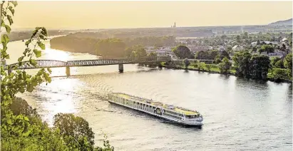  ??  ?? Mit den Amadeus-Flotten von Lüftner Cruises lässt sich Europa über dessen wunderschö­ne Flüsse entdecken. Hier fährt das Schiff auf der Donau und durchquert die Wachau.