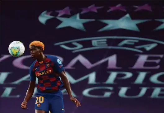  ?? (JAVIER ETXEZARRET­A/EPA) ?? L’attaquante nigériane Asisat Oshoala a rejoint le FC Barcelone en 2019. Le Barça mise aujourd’hui davantage que sur la technique: pour la première fois cette saison, la section féminine du Barça se soumet parfois à deux sessions d’entraîneme­nt quotidienn­es.
Une compétitio­n retardée