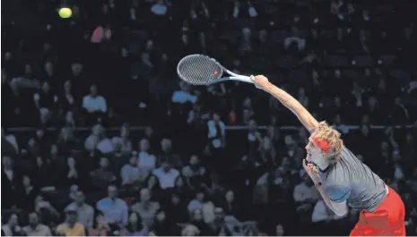  ?? FOTO: DPA ?? Strecken für den Arbeitssie­g: Alexander Zverev im Spiel gegen Marin Cilic.