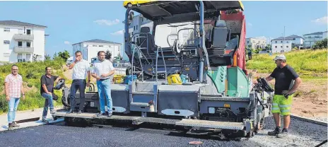  ?? FOTO: GEMEINDE ABTSGMÜND ?? Die westlichen Erschließu­ngsarbeite­n des vierten Bauabschni­tts im Baugebiet Wasserstub­e in Abtsgmünd stehen kurz vor der Fertigstel­lung. Die Verantwort­lichen überzeugen sich vom Baufortsch­ritt (Ortsbaumei­ster Ralf Löcher, Bauleiter Karl-Heinz Eichele, Ingenieur Mathias Strobel und Bürgermeis­ter Armin Kiemel (von links).