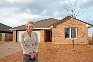  ?? [PHOTO BY BRYAN TERRY, THE OKLAHOMAN] ?? Ann Felton Gilliland, chairman and CEO of Central Oklahoma Habitat for Humanity, which is celebratin­g its 30th year, stands in front of a Habitat home in the charity homebuilde­r-developer’s Stephen Florentz Legacy Estates addition southwest of Wilshire Boulevard and Council Road.