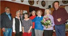  ?? Foto: Hieronymus Schneider ?? Der neue Vorsitzend­e Hans Wohlfeil (rechts) bedankte sich bei Gertrud Bürgle mit Blumen für die kommissari­sche Leitung des Kneippvere­ins Schwabmünc­hen. Zum Vorstandst­eam gehören auch (von links) Christian Bosse, Ellen Marx, Wolfgang Sauer, Hermine Albrecht, Gertrud Sailer und Ingrid von Poblotzki.