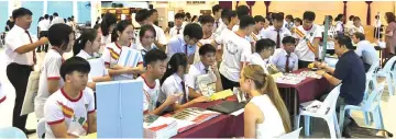  ??  ?? Education counsellor­s explain to SMK Chung Hua Miri students about higher education opportunit­ies and courses in New Zealand at the road show.