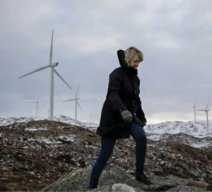  ??  ?? OMSTRIDT: – Vindkraft er et utrolig positivt bidrag i kampen mot klimaendri­ngene, sier Fitjar-ordfører Wenche Tislevoll (H). Her på Midtfjelle­t er det reist 55 turbiner. Det tyske pensjonsfo­ndet Aqu