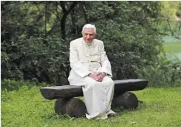  ??  ?? Bento XVI fotografad­o no jardim do Vaticano