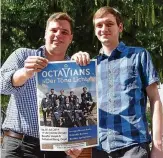  ?? FOTO: ANGELIKA SCHIMMEL ?? Johannes Schleußner (links) und Andreas Jäckel von den „Octavians“werben für das Benefiz-Konzert. Dort wird auch die jüngste, fünfte CD des A-capellaEns­embles vorgestell­t.