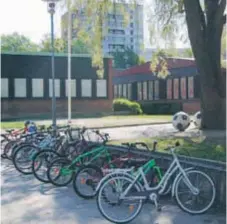  ?? FOTO: LEIF OLDENBURG/ARKIV ?? Parken kommer inte att ödeläggas för att gula linjen byggs, enligt Torsten Svenonius (M), ordförande i byggnadsnä­mnden. Vad gäller Tallbackas­kolan finns det inget beslut om rivning.