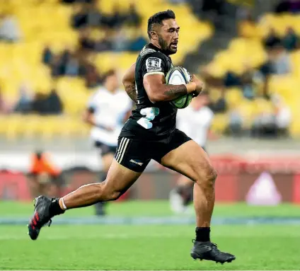  ?? GETTY IMAGES ?? Vince Aso has his eye on the tryline as he breaks clear against the Sunwolves.