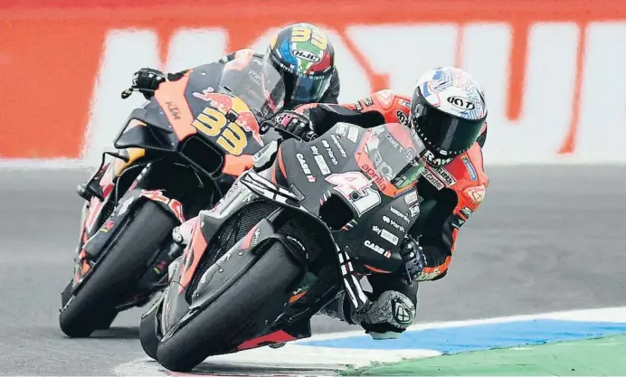  ?? ?? Aleix Espargaró avança Binder a l’última xicana del circuit d’Assen per segellar una remuntada antològica que li retorna les opcions en el Mundial de MotoGP