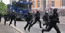  ?? FOTO: DPA ?? Polizisten in der Hamburger Innenstadt auf dem Weg zu einem Einsatz.