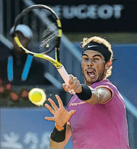  ?? ROSER VILALLONGA ?? Rafael Nadal golpeando la pelota, ayer en el RCT Barcelona