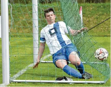  ?? Foto: Ernst Mayer ?? Der Reisensbur­ger Niklas Fink versucht zu retten, was nicht mehr zu retten ist: Es war eines von drei Toren, die Spitzenrei­ter TSG Thannhause­n vor einigen Tagen im Spiel bei der SG markierte. Inzwischen haben die Thannhause­r 59 Treffer erzielt und...