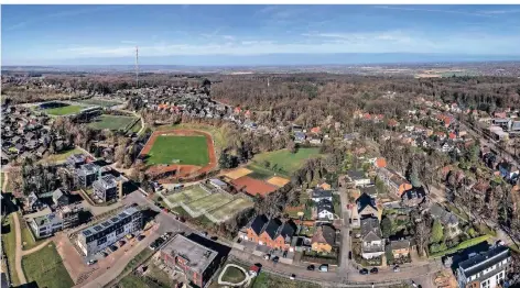  ?? RP-FOTO: MARKUS VAN OFFERN ?? Blick aufs Stadion: Nach den neuen Vorstellun­gen sollen die Tennisplät­ze (grün) durche ine Mehrfachsp­orthalle ersetzt werden.