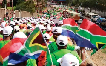  ?? NAUDE ?? THOUSANDS of people took part in the Mandela Remembranc­e Walk and Run to the Union Buildings in Pretoria yesterday. | JACQUES