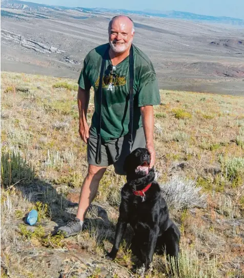  ?? Foto: Tempest ?? Der Journalist Rone Tempest war der 185. Diesel Fahrer, der in den USA wegen des Abgasskand­als gegen Volkswagen und Bosch geklagt hat. Das Foto zeigt ihn mit seinem Hund in den weiten Hügeln von Wyoming, in die sich der Naturliebh­aber, wann immer es...