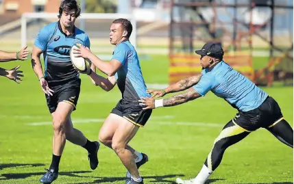  ?? Picture: EUGENE COETZEE ?? HOMETOWN HERO: Ex-Grey High pupil Curwin Bosch, centre, in training at the Nelson Mandela Bay Stadium