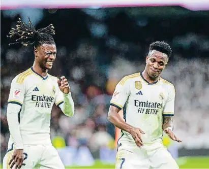  ?? Dani Duch ?? Vinícius celebra con Camavinga el primero de sus goles, ayer en el Bernabéu