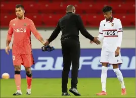  ??  ?? Patrick Vieira au chevet de Walter Benitez et Bambu, humiliés sur la pelouse de Leverkusen. (Photo AFP)