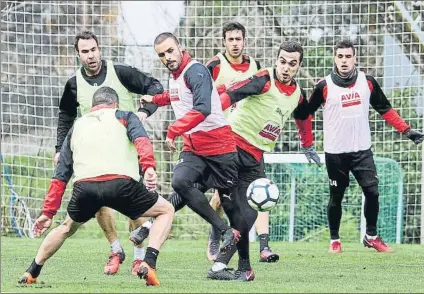  ?? FOTO: UNCITI ?? Pedro León golpea el balón en un entrenamie­nto del Eibar, rodeado por compañeros e Iñaki Bea, segundo de Mendilibar