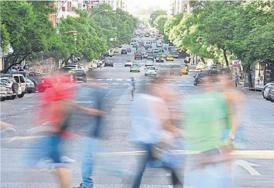  ?? (LA VOZ) ?? Tráfico. El tránsito, en especial en las avenidas, es la principal causa de que el Centro de la ciudad de Córdoba sea tan ruidoso.